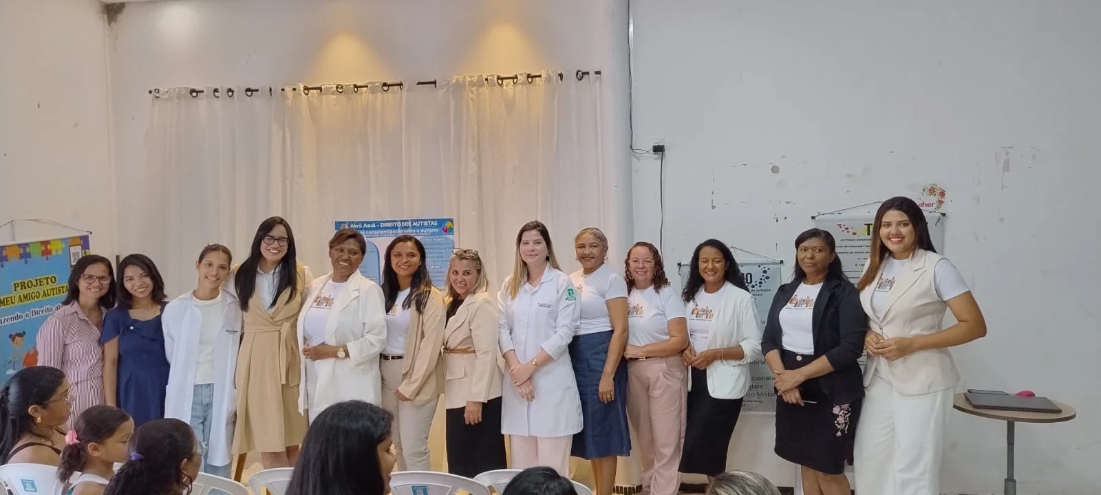 Equipe da clínica durante palestra de conscientização sobre o autismo — Projeto Meu Amigo Autista
